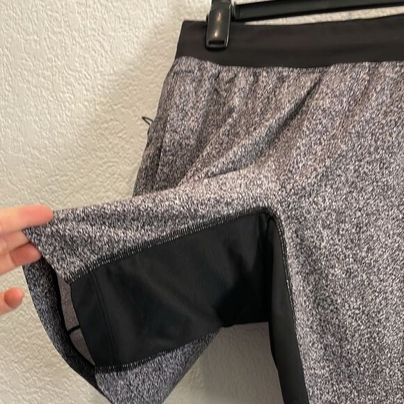 Lululemon T.H.E. Linerless 7" Shorts in Carbon Mist Alpine White Graphite Gray M - Picture 3 of 8